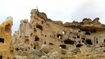 Je vous propose un voyage très particulier ...mêlant histoire et géographie 
sont   joints    un  texte explicatif (un peu long )et une video   à la fin 


La ville souterraine de Derinkuyu (Μαλακοπή en cappadocien) est une ancienne ville souterraine à plusieurs niveaux située dans le district de Derinkuyu, dans la province de Nevşehir, en Turquie. 

sources interne...
