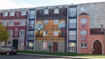 Je vous propose  une  belle histoire  de "femmes " ...
Je vous laisse apprécier ..le travail de ces fées de quartier,,,EN GRAND ÉCRAN pour les détails
mesdames  "chapeau !