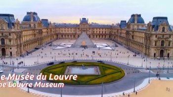 Partons ensemble pour une petite visite  dans Paris  bien installés chez soi avec un grand verre bien frais ....