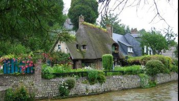 un aperçu  de  nos  charmants villages  de  chez nous.....chers à notre coeur. qui font chanter la  France,par leur beauté et leur  histoire......