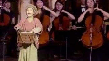 J'ai reçu  cette vidéo  et j'ai eu du mal à la retrouver sur you tube ,
cet enfant qui chante ""l'enfant au tambour"" pour un nouvel an chinois m'a profondément émue...ce qui m'a donné envie de  partager ce moment avec vous 