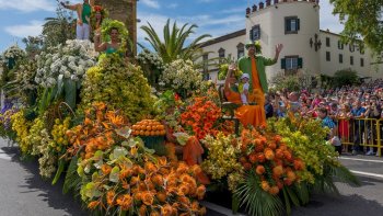 une escapade au milieu des fleurs sur l'île de Madère...les sourires  des grands et des petits , les couleurs  des costumes et des bouquets  nous invitent   à  nous plonger dans ce bain de   gaîté ...

Madère (en portugais : Madeira) est un archipel du Portugal composé de l'île du même nom et de plusieurs autres petites îles, situé dans l'océan Atlantique, à 973 km de Lisbonne et à 640 km au nord-nord-ouest du cap Juby, dans la province de Tarfaya au Maroc. Il constitue une région autonome sous le nom de région autonome de Madère (en portugais : Região Autónoma da Madeira) dont Funchal est la capitale.



(source internet ))