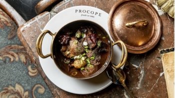 Après l'introduction d'une boisson tonique du nom de « café », à la cour de France, par Soliman Aga, ambassadeur ou émissaire du sultan Mehmed IV, un Arménien du nom de Grégoire, originaire d'Ispahan, ouvre un café rue Mazarine (près de la rue Guénégaud et à côté du théâtre de la Comédie-Française). Lorsque le théâtre quitte cet emplacement 

pour aller rue des Fossés-Saint-Germain en 1680, Grégoire déménage son café.
Il vient alors s'installer en face et fait prospérer ses affaires en attirant la nombreuse clientèle du monde du spectacle3

À   VOIR EN GRAND ÉCRAN ..

