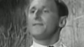 À tous ceux qui se sentent un peu seuls ....partageons ce joli moment de tendresse et d'humour(que j'avais  déjà publié  il y a très longtemps )
Bourvil le tendre, le pudique, celui qui débuta dans le comique paysan et chanta des chansons qui serrent le cœur. Avec son sourire large comme une plage normande, Bourvil reste l’un des acteurs les plus drôles et les plus émouvants de l’histoire du cinéma français. 
