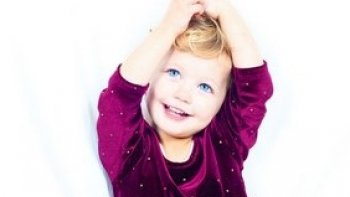 BONJOUR ..!!  si comme moi vous avez aimé les marionnettistes ,vous apprécierez sans doute  ces  2  petites vidéos qui nous plongent dans un univers  de joie 
et de tendresse 
(dont nous avons bien besoin en ce moment ,,, ) 