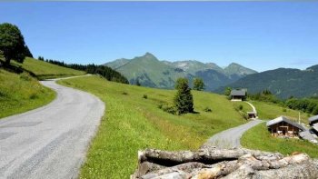 Les vacances  arrivent ,,, seriez vous intéressés  pour un petit voyage virtuel  sur nos belles routes de montage   ...avec escales dans  de beaux villages... 
source internet ,,,

bon voyage et bonne journée 