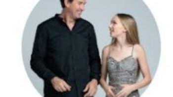 j'aime à partager avec vous 
ou vous faire découvrir  ce duo  particulièrement sympathique et talentueux
qui reprend les airs les plus connus  ...et qui  fait un tabac sur le" net "


