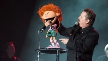 Une petite représentation  avec un comédien américain de grand talent ,,,
je vous laisse découvrir  et apprécier 
bonne journée à tous ...