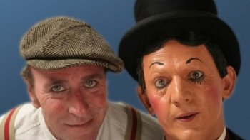 Depuis des années, leur numéro parcourt le monde, ayant déjà fait le bonheur de millions de spectateurs.,,,grands et petits ,,

Magie de la chose, leur numéro a toujours su garder cette fraîcheur fragile du moment… Comme si tout pouvait arriver… Et tout arrive, à chaque fois…

C’est peut-être aussi parce que le numéro est né dans la rue, avant de connaître la carrière que l’on sait… Tellement important de ne jamais oublier ses racines.

