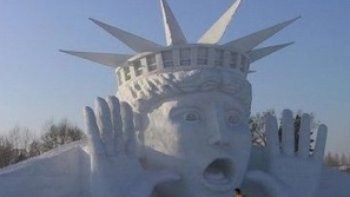 Il n'y a pas qu'en Chine  que la neige  est sculptée  par des mains talentueuses ,,,
un petit aperçu des artistes Russes,,