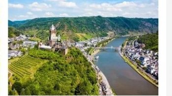  Entre la frontière franco-allemande et son confluent en Allemagne, à Coblence, la Moselle déroule de spectaculaires méandres boisés, coiffés de châteaux médiévaux, de ruines et bordés de petites cités aux maisons à colombages remarquablement bien conservées. La rivière longe un vignoble très réputé, dont certaines parcelles comptent parmi les plus escarpées d’Europe, la déclivité atteignant parfois plus de 60°. La croisière sur la Moselle, certes moins connue que celle de son prestigieux voisin le Rhin, offre cependant l’avantage certain d’un charme plus intimiste s’appuyant sur un riche patrimoine historique.

Je vous invite  à  embarquer  ,,
bonne journée 

