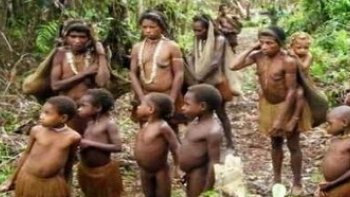 LE PEUPLE DES ARBRES .... (Les Korowaï )....ils n'ont pas les mêmes problèmes vestimentaires  que nous ,,, 
peut être sont ils plus heureux .?..
espérons que le modernisme ne les détruira pas 

