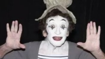 

Marcel Marceau, dit le mime Marceau, nom de scène de Marcel Mangel, né le 22 mars 1923 à Strasbourg et mort le 22 septembre 2007 à Cahors, est un mime et acteur français. Il a connu une célébrité internationale avec son personnage silencieux de Bip, créé en 1947.
BRAVO  monsieur 