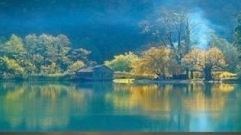 Lorsque la nature se reflète dans les eaux  elle crée des tableaux  de toute beauté
à voir  en grand écran 
