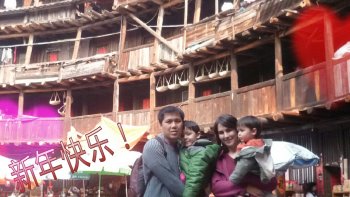 Voici à nouveau des photos fraîchement reçues de chine, que ma petite famille s’apprête à quitter( fin juin) pour les états-unis(détroit). En ce qui concerne ma fille et les 2pts monstres un mois de juillet ici en muscadet. Mon gendre lui direct boulot là-bas. Mais pas d'inquiétude j'ai des réserves de photos et puis ensuite on changera de paysages. 