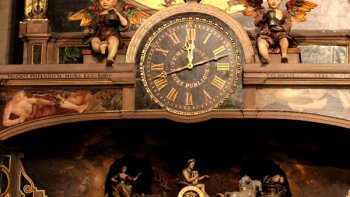 L'horloge astronomique jouit d'une réputation universelle et elle est un des centres d'attraction de la Cathédrale Notre-Dame de Strasbourg. Tous les ans, plus de 3 millions de visiteurs viennent la contempler ! L'horloge, chef d'œuvre de la Renaissance, est le produit d'une collaboration entre artistes, mathématiciens et techniciens. Horlogers, sculpteurs, peintres et créateurs d'automates travaillèrent de concert. Le mécanisme actuel date de 1842. L'horloge attire surtout par le jeu des automates. Le jeu complet des automates est tous les jours, à 12 h.30 précises. Entrez dans le monde de l'horloge astronomique, appréciez toutes les facettes de son esthétique, étonnez-vous de la précision des rouages qui forment son mécanisme plein d'ingéniosité. C'est un voyage dont vous reviendrez enchanté....et plus savant !