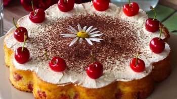 Facile et rapide à réaliser, ce gâteau à la consistance unique et à la saveur acidulée de cerises, est idéal lors des collations de la journée ou en fin de repas.