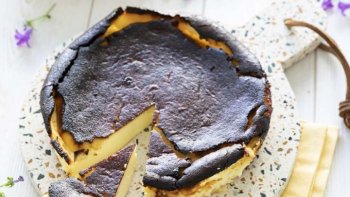 Fondant, délicieux. La recette est sans pâte mais il se décolle très bien du papier cuisson.