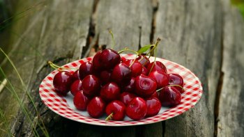 voici le temps des cerises, profitons d'une recette simple et ancienne avant que les oiseaux ne mangent les cerises !