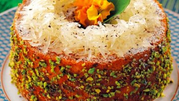 La recette est créditée à Harry Baker, vendeur d'assurances Californien devenu traiteur. Après avoir gardé la recette secrète durant 20 ans, il la vendi à General Mills, qui diffusa la recette dans les années 1940 sous le nom de « chiffon cake ».