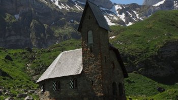 Au cours d'une randonnée, au détour d'un chemin, il n'est pas rare de découvrir une petite chapelle de montagne...
