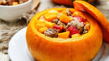 Recette originale qui volera la vedette dans votre cuisine tout l'automne. Recette de cuisine unique et juste la belle vie dans une campagne. Asseyez-vous et détendez-vous en regardant la préparation de ce plat campagnard, dans un cadre de la nature colorée. !