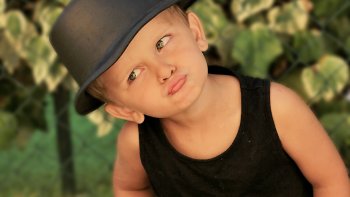 Joël , je sais que tu les respectes et même que tu les aimes, mais cette fois ci, tu nous as gâté. Heureusement il y en a bien d'autres et pour tous les goûts.
Femmes ! On vous aime ( Signé : Les Hommes )