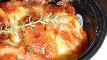 Un gratin de pommes de terre à base de fromage à raclette.