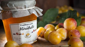 on ne résiste pas à une bonne tartine de confiture maison, ou aux crêpes fourrées. profitons de ces fruits gorgés de soleil dans un pot.