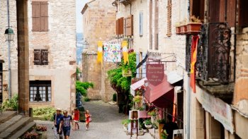 Cordes-sur-Ciel (en occitan Còrdas d'Albigés, en français Cordes jusqu'en 1993), connu sous la Révolution sous le nom de Cordes-la-Montagne. Exposée à un climat océanique altéré, elle est drainée par le Cérou. l'Aurausse et par divers autres petits cours d'eau. La commune possède un patrimoine naturel remarquable composé d'une zone naturelle d'intérêt écologique, faunistique et floristique. Bastide construite en 1222 par le comte Raymond VII de Toulouse, haut lieu du catharisme, cette cité médiévale adapte ses rues tortueuses et ses maisons séculaires à un relief escarpé dominant la paisible vallée du Cérou. Site touristique fréquenté, Grand Site Occitanie, elle est une étape du pèlerinage de Saint-Jacques-de-Compostelle. ------ Et c'est Hugues Aufray que vous chante "Elle descend de la montagne à cheval. !