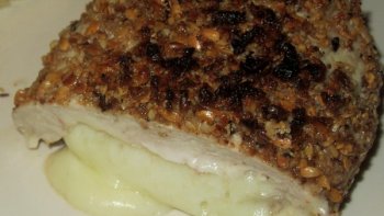 Mais au fait  ? - Pourqois ce nom « Cordon bleu ». Il semblerait que le cordon bleu, correspondrais au cordon, de couleur bleue, que les cuisiniers Italiens, utilisaient pour attacher leur escalopes, dans la recette originale. 