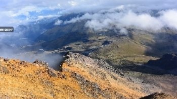 Au coeur des Andes, prés des montagnes et lagunes de  Chimborazo......le vent dessine   et  chante  ses  couleurs,  à  travers les roseaux  enchantés de  la flûte    de pan 