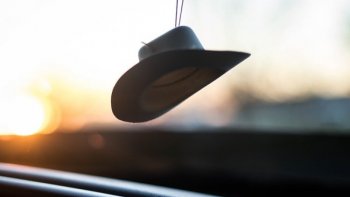 j'ai écrit cette valse  des chapeaux......il y a cinq ans......la mode a peut-être changé! j'espère que vous aurez plaisir,  à revoir, ou  découvrir.......
En vérité,  le  chapeau, est ce qu'il y a le plus du cerveau!,!......