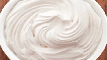 Facile et rapide à préparer, elle est souvent utilisée pour garnir le Gâteau du paradis ou d'autres gâteaux.