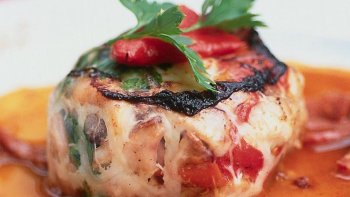 Recette du Sud-Ouest, c'est une recette terre et mer où le poisson et la charcuterie épicée sont enveloppé dans une coiffe de cochon,