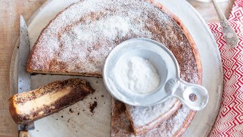 Dessert traditionnel de Spoleto ( Italie ). Il à un cœur tendre et ses origines anciennes, font de lui un « Gâteau Magique »