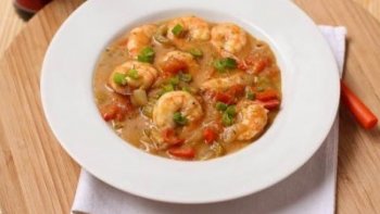 En direct de Louisiane, un plat plein d'épices avec des crevettes dans une sauce épaisse et savoureuse.