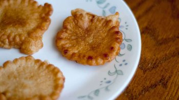 Recette Médiévale.  Dessert extrêmement facile à réaliser, des petits ronds de pâtes nappés de miel.