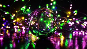 Ce monde bruyant, nous fait prendre consience de l'existence "du SILENCE,
CE TEMPS PERFORÉ PAR DU BRUIT ..".....