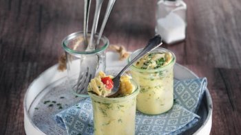 Que ce soit pour un pique-nique ou un panier repas, les œufs brouillées sont tout à fait appropiés. Facile à transporter en bocaux, il suffit de les refermer en remplaçant le film alimentaire par un couvercle doté d'une rondelle de caoutchouc.