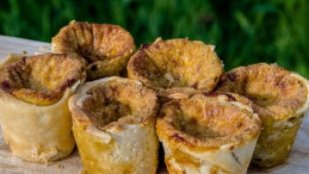 Historiquement les Darioles ont une forme de cône tronqué inverse, et mesurent en moyenne 3 doigts de haut. Cest ainsi que ce plat a donné son nom au moule en lui-même.