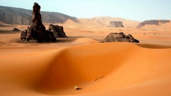 Après  le désert  en Chine ,, d'autres photos  superbes  d'un désert dont je n'ai pas le nom 
mais qui se situe vraisemblablement en Afrique
