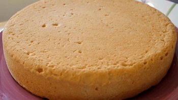 Le gâteau fouettes ou pain doux est originaire des Antilles.  Sa texture est surprenante de légèreté.. Elle offre une sensation agréable et délicate en bouche.