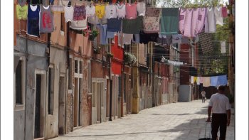 Si vous avez déjà eu la chance de visiter Venise, vous savez à quel point cela peut-être dispendieux.
Mais il existe des endroits à visiter sans avoir à casser sa tirelire, tels que ce zoo vénitien masqué qui défile dans les rues.
