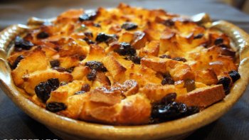 La Copetada est une recette occitane à base de pain dur. Tient son nom d'un plat en terre profond, le « Coupet ». Elle était fort prisée des paysans de cette région des confins du Languedoc et de l'Auvergne ( Margeride, Aubrac ), car cuisinée à base de pains secs, elle ne coûtait presque rien. Mal connue en dehors du département lozérien, ce plat de récupération typique permettait ainsi d'utiliser les restes du pain rassis. Il arrivait que l'on remplace les pruneaux et les raisins secs par d'autres fruits (poire, pomme.....). Certains l'adaptent en version salée (coupétade aux cèpes, coupétade au fromage.....). ! --------En attendent la fin de la cuisson de la copetada, Benedetta Caretta vous interprète la "LAMBADA" !