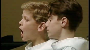 Lors d'une tournée en Asie, Régis Mengus et Hyacinthe de Moulins, interprètent une composition de Gioachino Rossini. ils sont accompagnés  au piano, par  Rodolphe Pierrepont.