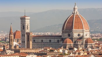 Florence est une des plus belles villes d'Italie,elle rassemble à elle seule 25 % d’œuvres du patrimoine artistique italien.
La Famille Médicis a régné pendant toute la renaissance. Cette Famille a contribué à l’évolution de la ville surtout dans le domaine des arts.