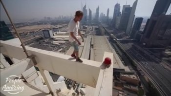 Amateurs de sensations fortes, ces images inouïes et spectaculaires vont vous "remuer"... 
Ces jeunes grimpeurs urbains s'appellent les "Rooftoppers".  Wu Yongning, 26 ans, était l'un des "rooftoppers" (un acrobate des toits) les plus célèbres du monde. Il est mort récemment en chutant du 62ème étage. 