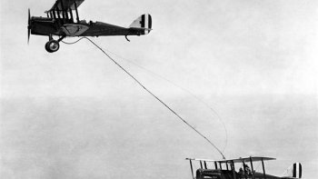 Voici quelques photos d'origines diverses relatives au ravitaillement en vol d'avions.