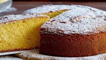 Simple doux, savoureux, facile à préparer. Il tient son nom du fait qu'il se prépare dans un temps très court, sans peser les ingrédients, par exemple en faisant le ménage dans l'attente d'une visite tant redoutée de sa belle-mère.